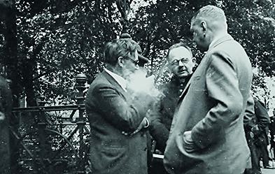 Karl Barth (links) spricht mit Ulrich Bunzel und Detlev von Arnim-Kröchlendorff am Rande der Barmer Synode 1934. Die Fotografin Susanna Pfannschmidt schrieb Barth später: „Es war zwar nicht gerade freundlich von Ihnen, dass Sie sich im Augenblick des Knips