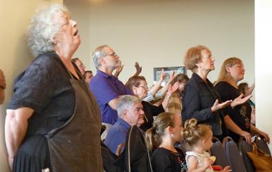 Messianischer Gottesdienst in Kirjat Jam: Männer ohne Kopfbedeckung ... Fotos: Rainer Stuhlmann
