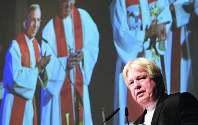 Bischof Karl-Hinrich Manzke beim  Catholica-Bericht. Foto: epd/ Norbert Neetz