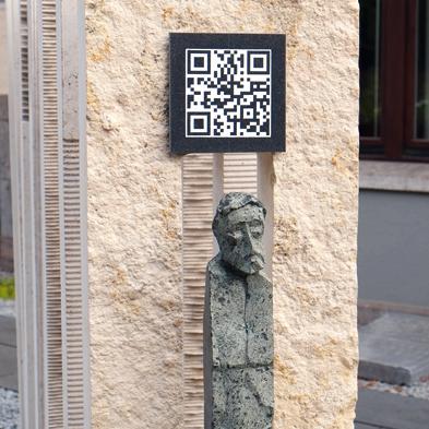 Digitales auf dem Grabmal: QR-Code in einer Ausstellung in Stuttgart. Foto: epd/ Norbert Neetz