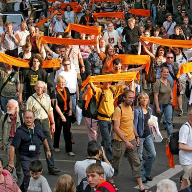 Kirche übt Protest. Demonstration beim Kirchentag in Köln im Juni 2007 gegen den zeitgleich stattfindenden G-8-Gipfel in Heiligendamm. Unter dem Motto „Kirche Gib 8!“ hatten die Evangelischen Studierendengemeinden (esg), die Initiative &quot;Kirche von unten&quot; u