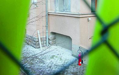 Unbekannte warfen einen Molotowcocktail gegen die Fassade des ehemaligen Landratsamtes in Pirna, wo Flüchtlinge einziehen sollten. Foto: dpa/ Marko Förster