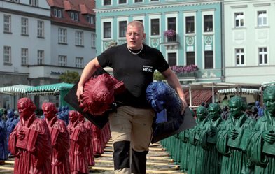 Viel &quot;arebeit&quot;? Abbau der Lutherzwerge im September 2010 in Wittenberg. Foto: epd/Steffen Schellhorn