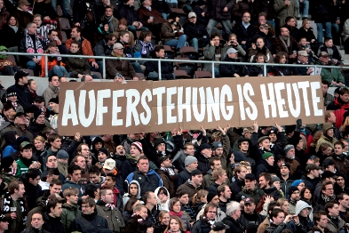 Anhänger des FC St. Pauli bei einem wichtigen Spiel im Hamburger Millerntorstadion. Foto: dpa/Ulrich Perrey