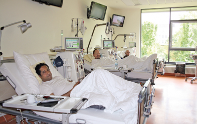 Bei der Dialyse (von links): Ahmed B., Jörn Erdmann und Marco P. Foto: Constanze Broelemann