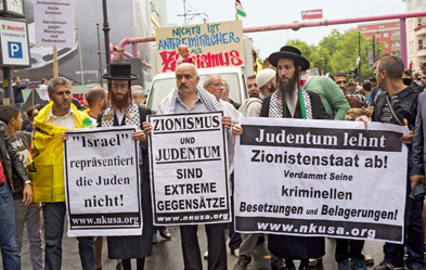 Demonstration am 25. Juli 2014 anlässlich des Al-Kuds-Tag in Berlin: Zwei ultraorthodoxe Rabbiner nehmen an der Demonstration teil und zeigen Plakate mit antizionistischer Aufschrift. Foto: epd/ Rolf Zöllner