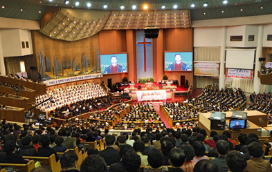 Die &quot;Yoido Full Gospel Church&quot; in der südkoreanischen Hauptstadt Seoul, die zur Pfingstbewegung gehört, ist eine Kirche der Superlative: Sie hat nach eigenen Angaben 750 000 Mitglieder. Ihre Kirche bietet 15 000 Sitzplätze. Sie hat 623 Missionare in 56 Län