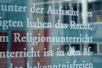 Glastafel an der Reichstagspromenade: Das Grundgesetz schützt den Religionsunterricht. (Foto: dpa)