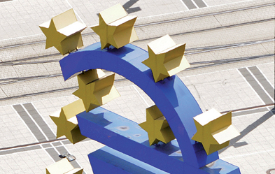 Das Eurosymbol vor der Zentralbank in Frankfurt am Main. Foto: dpa/Mauritz Antin