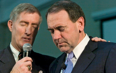 Der frühere Baptistenpfarrer und Gouverneur von Arkansas Michael Huckabee (rechts) ist ein führender evangelikaler Republikaner. Foto: dpa/Erik S. Lesser