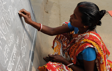 Frauen des indischen Dorfes Sukna lernen Schreiben und Lesen in einem Projekt des Lutherischen Weltbundes. Foto: Brot fu&amp;#776;r die Welt/Jörg Böhling