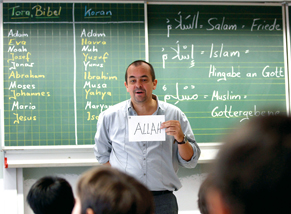 Besonders wichtig ist den Islamverbänden der eigene Religionsunterricht wie hier in Bonn. Foto: dpa / Oliver Berg