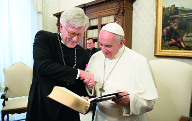 Einträchtig beisammen: Der EKD-Ratsvorsitzende Heinrich Bedford-Strohm (links) und Papst Franziskus am 6. Februar im Vatikan. Foto: epd/ L‘Osservatore Romano