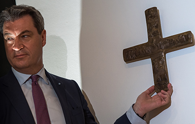 Der bayerische Ministerpräsident Markus Söder will ein Kreuz in jedem  Eingangsbereich einer Behörde seines Bundeslandes. Foto: dpa/Peter Kneffel