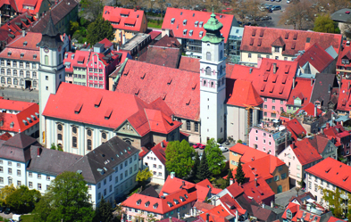 Der Beginn konfessioneller Vielfalt: Als die Freie Reichsstadt Lindau 1528 die Reformation einführte, wurde die Stadtkirche (rechts) evangelisch, während die Stiftskirche katholisch blieb. Foto: euroluftbild.de