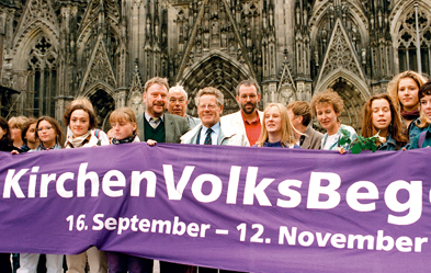 Vor acht Jahren warb Hans Küng (Mitte) vor dem Kölner Dom für das Kirchenvolksbegehren. Foto: dpa / Roland Scheidemann