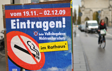 2010 stimmte die Mehrheit der Stimmberechtigten in Bayern für ein Rauchverbot auch in Wirtshäusern. Foto: dpa/ Andreas Gebert