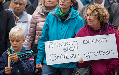 Teilnehmer der Kundgebung in Chemnitz am 2. September 2018, zu der die Evangelisch-Lutherische Kirche  der Stadt aufgerufen hatte. Foto: dpa/ Monika Skolimowska