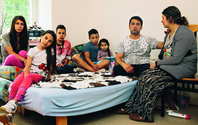 Im August 2014 kam diese siebenköpfige Familie aus Bosnien nach Deutschland und stellte einen Antrag auf Asyl wegen gewalttätiger Übergriffe. In Bergisch Gladbach leben sie seit Dezember im alten Pfarrhaus. Foto: epd/ Joern Neumann