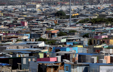 Blick auf das Township Khayelitsha nahe dem südafrikanischen Kapstadt. Etwa drei Millionen Menschen leben hier. Foto: dpa/Ralf Hirschberger