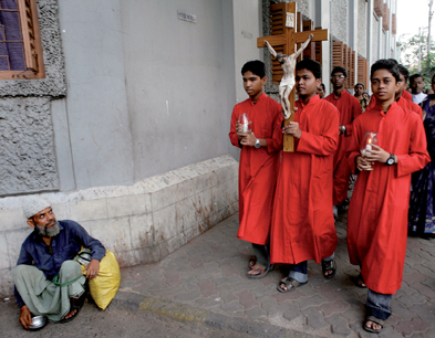 Karfreitagsprozession in Kalkutta: Christen begegnen einem  muslimischen Bettler. Foto: dpa/Piyal Adhikary