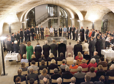 Lutherische, unierte und reformierte ekd-Synodale feierten 2014 das Abendmahl in der Krypta der Dresdener Frauenkirche. Foto: epd/ Norbert Neetz
