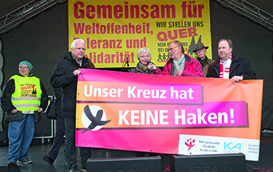 Demonstration der AfD vor dem Erfurter Dom am 21. Oktober 2015. Aus Protest dagegen entschied das Bistum: Der Domberg bleibt dunkel. Foto: dpa/ Martin Schutt