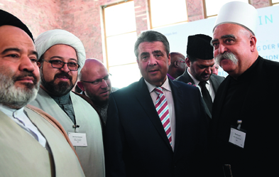 Bundesaußenminister Sigmar Gabriel im Gespräch mit Geistlichen aus dem Nahen Osten. Foto: dpa/ Britta Pedersen