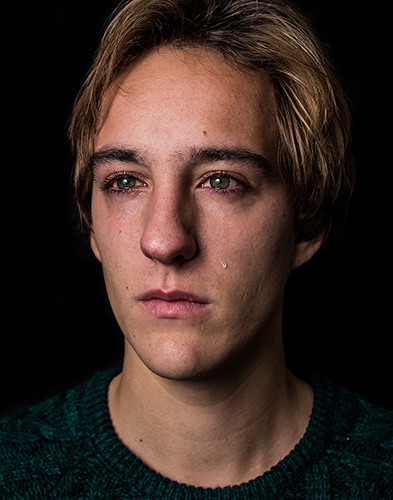 Die niederländische Fotografin Maud Fernhout hat in  ihrem Projekt „What Real Men Cry Like“ (2014) weinende junge Männer fotografiert. Sie fragt mit ihren Fotografien, warum weinende Männer noch immer so tabuisiert sind.
