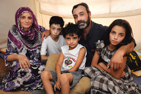 Eine Familie im Lager: Mohamedkhir Ali Abosh, Ruquaya Ahmed Haji, Kinder Riwan, Evan und Yasmin.