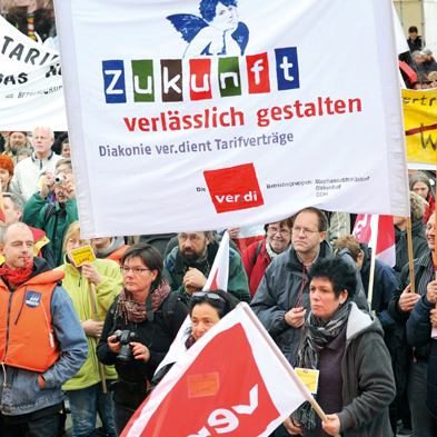 Im vergangenen Jahr demonstrierten Mitarbeiter der Diakonie am Rande der EKD-Synode in Magdeburg. Foto: epd/Norbert Neetz