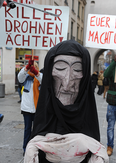 Demonstranten am Stachus beim Protestzug gegen die Münchner Sicherheitskonferenz. Foto: dpa/ Stephan Rumpf