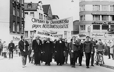 Eine Demonstration evangelischer Pfarrer gegen die Notstandsgesetze am 7. Mai 1968 in Bonn. Foto: akg-images