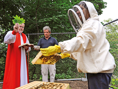 Der anglikanische Bischof von New York, Mark Sisk, segnet die Bienen seiner Kathedrale. Foto: dpa/Justion Lane