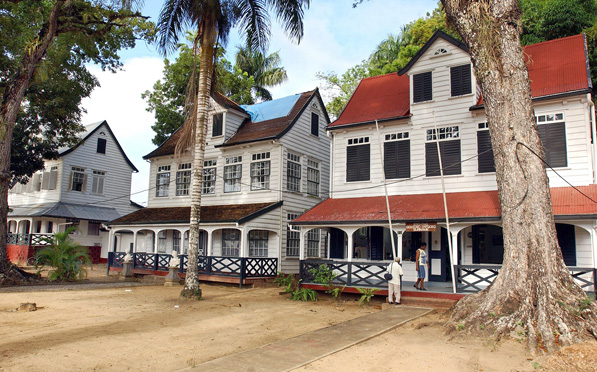In Paramaribo, der Hauptstadt Surinams, erinnern Häuser an die Kolonialzeit. Foto: dpa/Jörg Carstensen