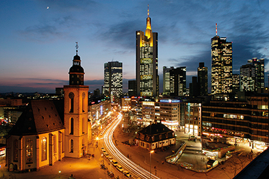 Frankfurt am Main: Die evangelische Katharinenkirche vor der Skyline des Bankenviertels. Foto: F. Gierth