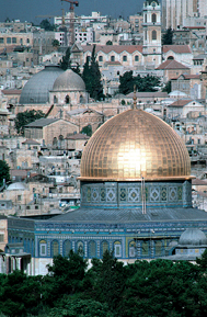 Jerusalem: Grabeskirche (links) und Felsendom. Foto: epd/Norbert Neetz