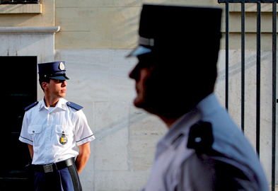 Päpstliche Gendarmen bewachen den Eingang zum Vatikanstaat an der Annenpforte. Foto: dpa/Alessandro Di Meo