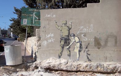 Eine bis zu acht Meter hohe Betonmauer zerschneidet palästinensische Ortschaften. Foto: Bettina von Clausewitz