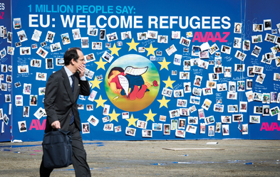 &quot;Flüchtlinge willkommen&quot; heißt die Kampagne von Online-Aktivisten im Brüsseler Europa-Viertel. Foto: dpa/ Wiktor Dabkowski