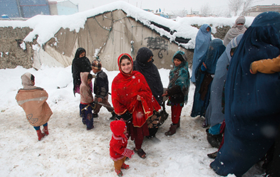 Flüchtlingslager bei Kabul: Anstehen für Hilfsgüter aus Deutschland. Foto: dpa / Ahmad Massoud