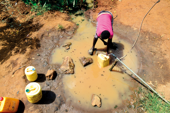 Frauen holen Wasser von einer öffentlich zugänglichen Wasserstelle des Leitungssystems im Dorf Karima Kaathi.