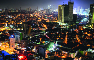 Manila bei Nacht: Die meisten Mitarbeiter in Callcentern sitzen jetzt vor ihren Bildschirmen.