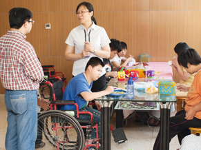 Schwester Wang (Mitte) leitet drei Häuser des Ordens von der Heiligen Theresa für Behinderte.