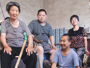 Die beiden Söhne des Ehepaares Gu sind geistig- und die Großmutter ist gehbehindert. Schwester Wang schaut alle paar Wochen bei der Familie vorbei.