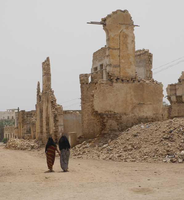 In der Altstadt von Massawa sind noch die Zerstörungen aus den Zeiten des Bürgerkriegs zu sehen. Der Wiederaufbau ist nicht in Sicht, da zu teuer.