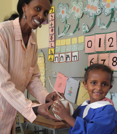 Asmara: Der Kindergärtnerin Almaz Tesfaldet macht die Arbeit mit den Kindern Freude.