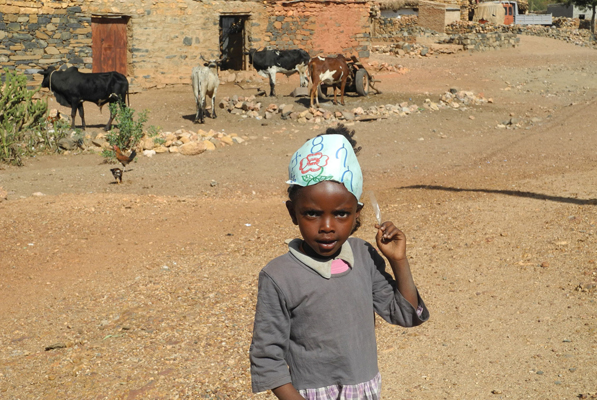 Kind in einem eritreischen Dorf.