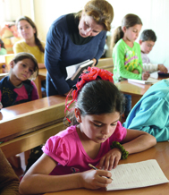 Schwester Amira Tabet will den Flüchtlingskindern Bildung ermöglichen. Vormittags unterrichtet die Klosterfrau diese, nachmittags die libanesischen Kinder.
