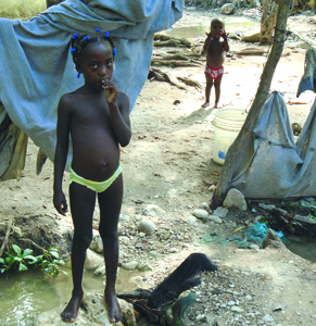 Dort leben die Menschen in Häusern aus Pappe und Stoff. Das Wasser im Fluss ist verdreckt, die Cholera grassiert auch hier.